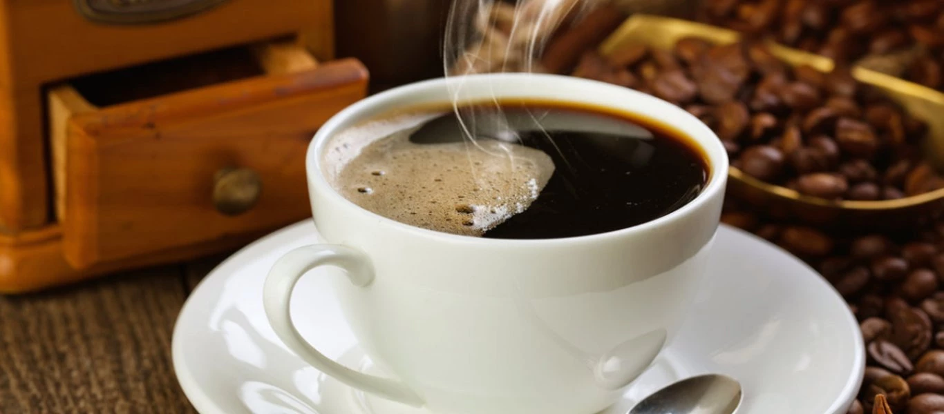 Ο… υγιεινός τρόπος για την απόλαυση του καφέ! (βίντεο)